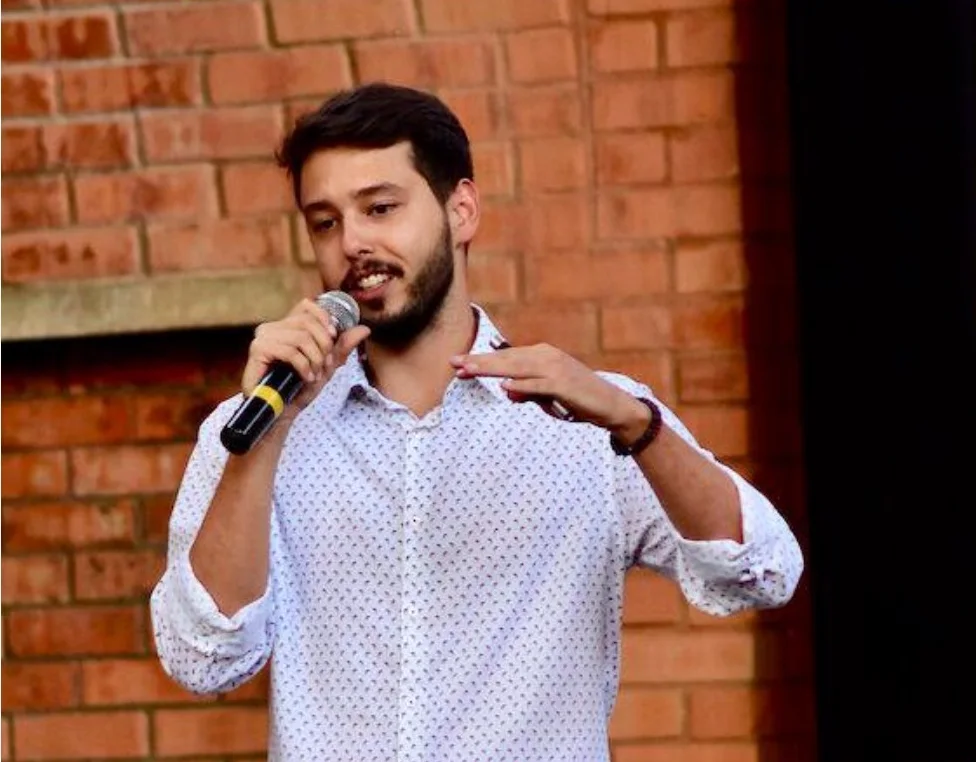 Michael Haxton falando ao microfone